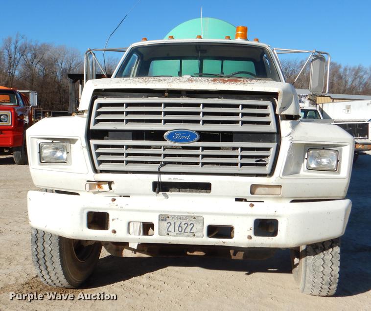 image for item DE0059 1989 Ford F800 tank truck