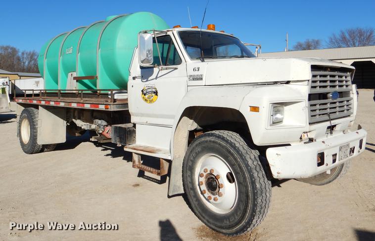 image for item DE0059 1989 Ford F800 tank truck