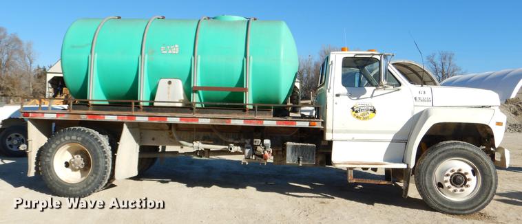 image for item DE0059 1989 Ford F800 tank truck