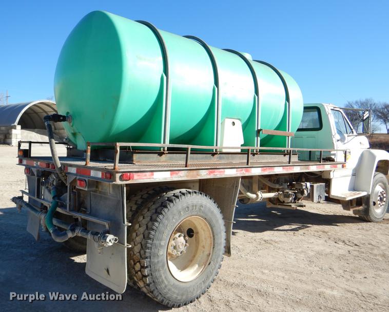 image for item DE0059 1989 Ford F800 tank truck