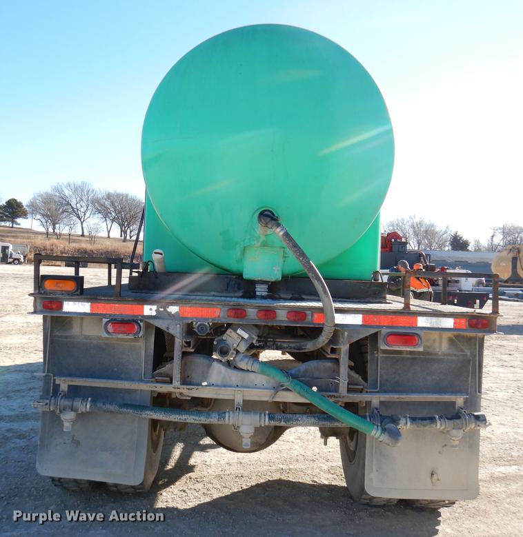 image for item DE0059 1989 Ford F800 tank truck