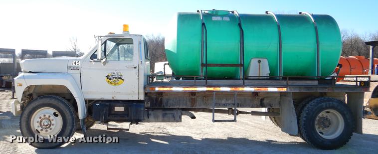 image for item DE0059 1989 Ford F800 tank truck