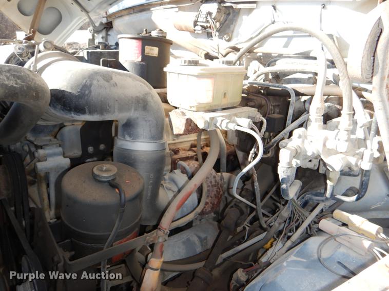 image for item DE0059 1989 Ford F800 tank truck