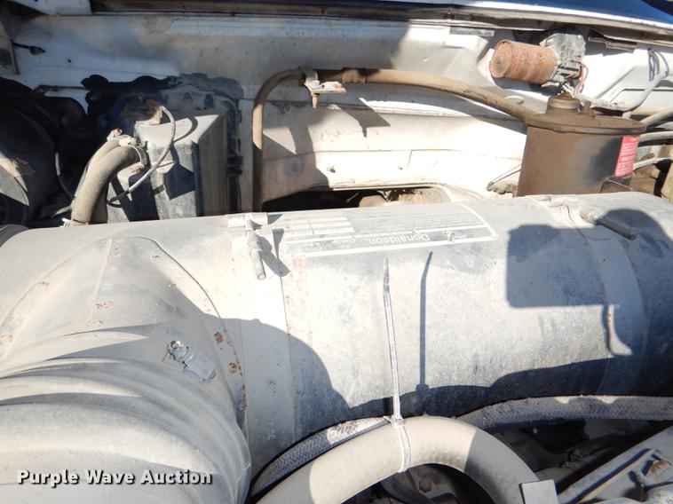 image for item DE0059 1989 Ford F800 tank truck