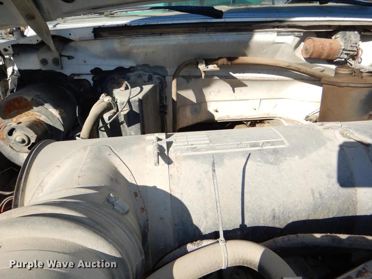 image for item DE0059 1989 Ford F800 tank truck