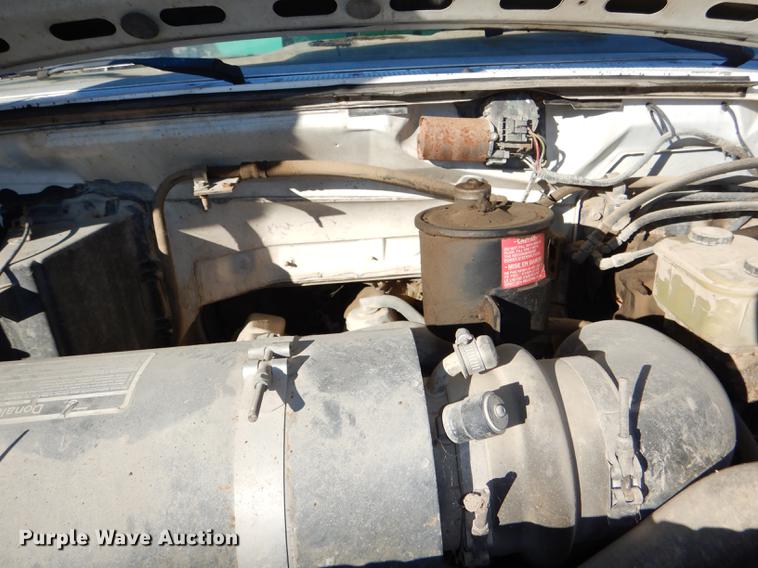 image for item DE0059 1989 Ford F800 tank truck