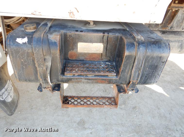 image for item DE0059 1989 Ford F800 tank truck
