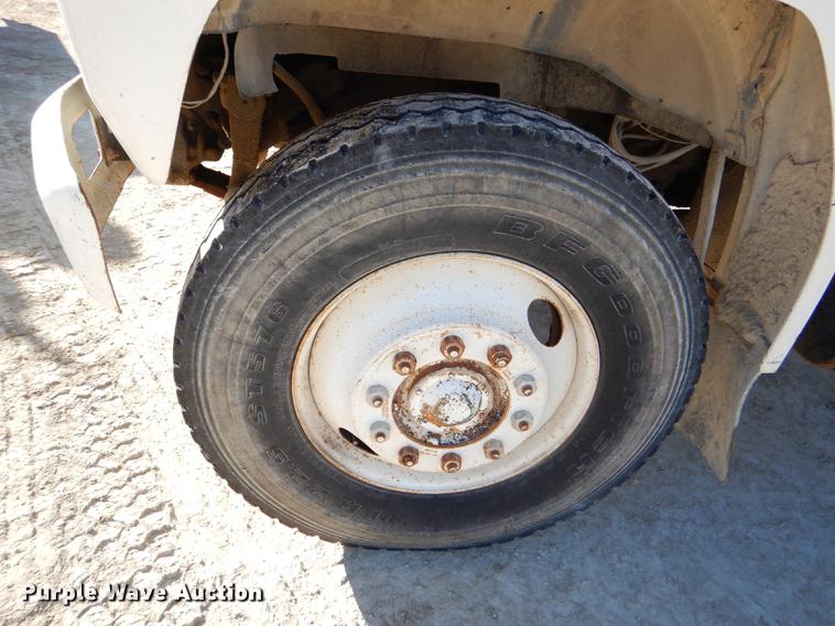 image for item DE0059 1989 Ford F800 tank truck