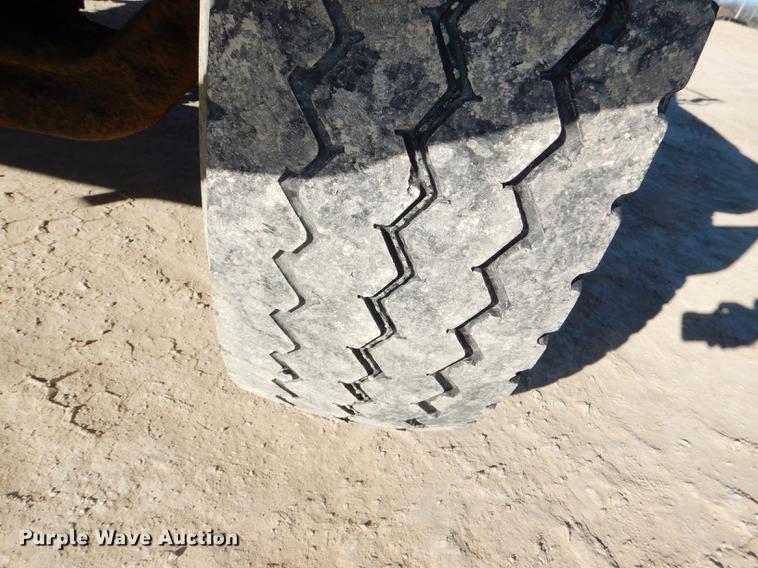 image for item DE0059 1989 Ford F800 tank truck