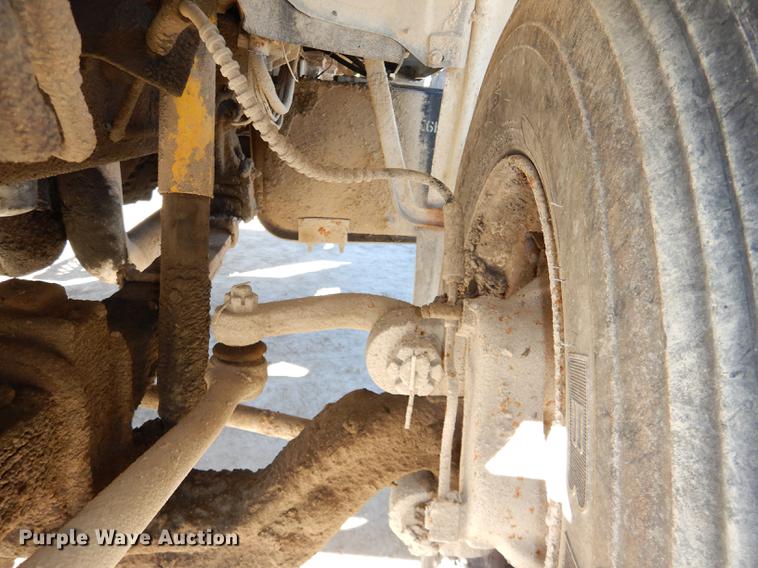 image for item DE0059 1989 Ford F800 tank truck