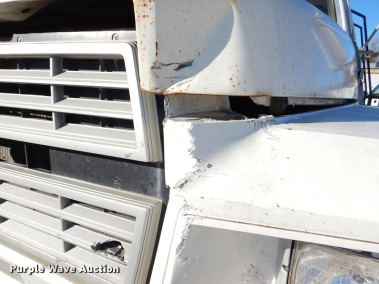 image for item DE0059 1989 Ford F800 tank truck