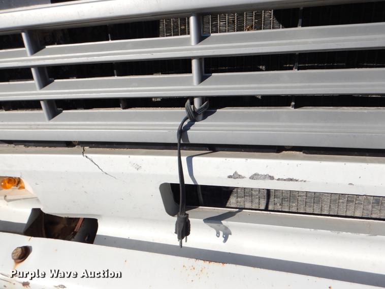 image for item DE0059 1989 Ford F800 tank truck