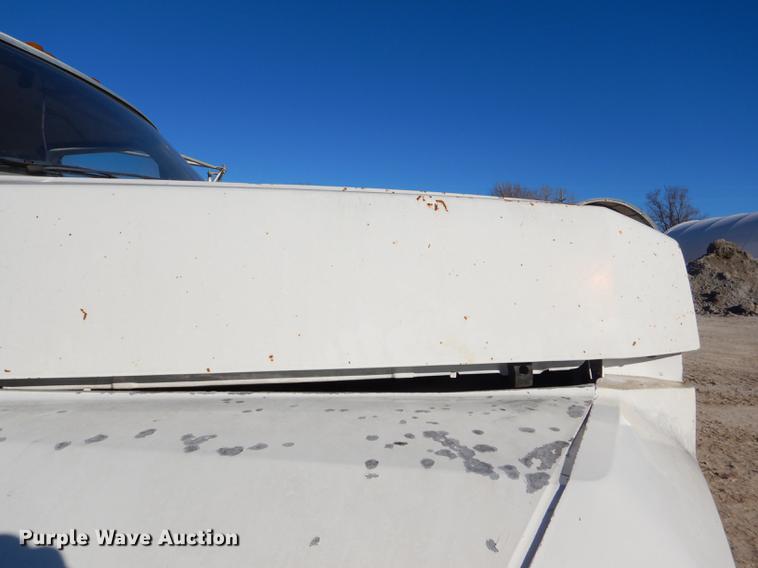 image for item DE0059 1989 Ford F800 tank truck