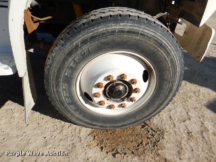 image for item DE0059 1989 Ford F800 tank truck