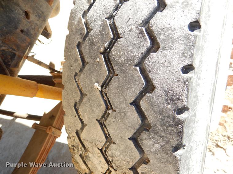 image for item DE0059 1989 Ford F800 tank truck