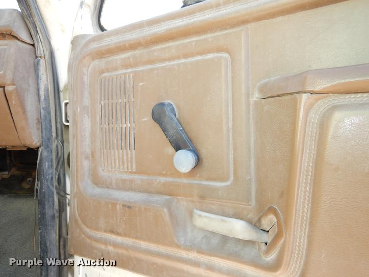 image for item DE0059 1989 Ford F800 tank truck