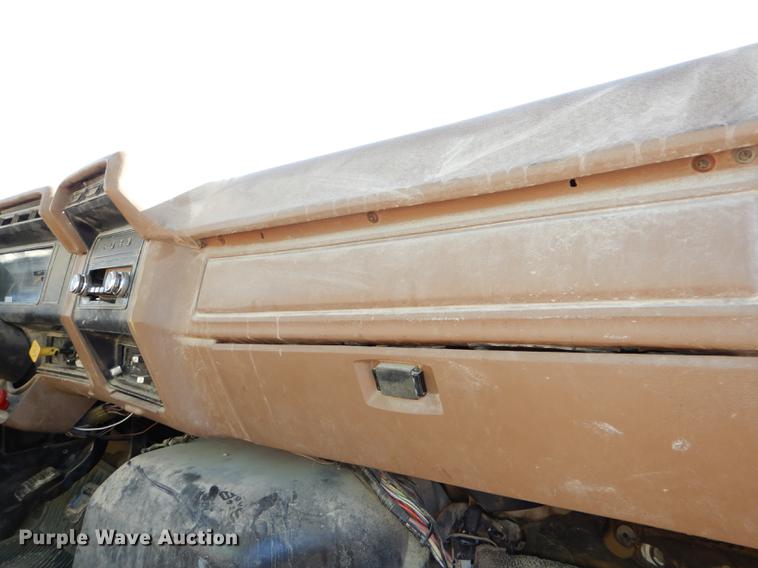image for item DE0059 1989 Ford F800 tank truck