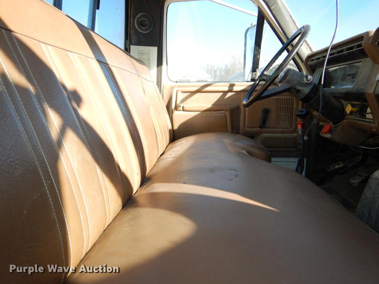 image for item DE0059 1989 Ford F800 tank truck