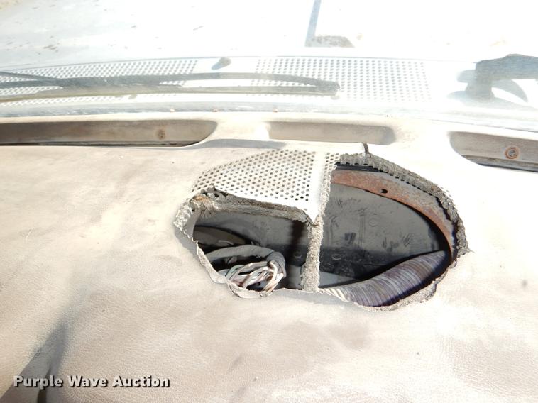 image for item DE0059 1989 Ford F800 tank truck