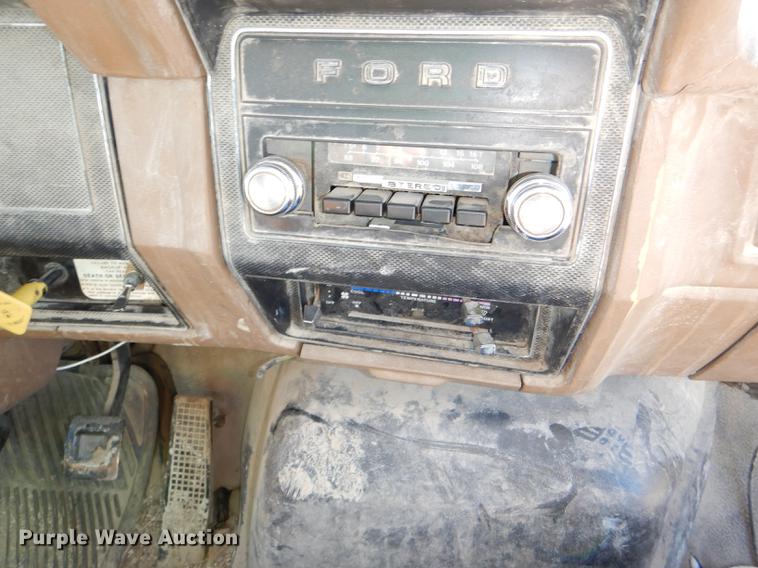 image for item DE0059 1989 Ford F800 tank truck