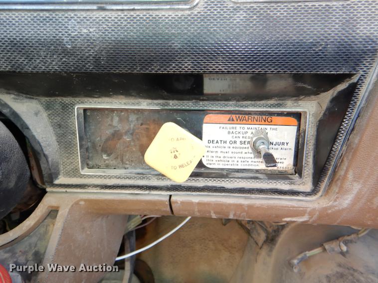 image for item DE0059 1989 Ford F800 tank truck