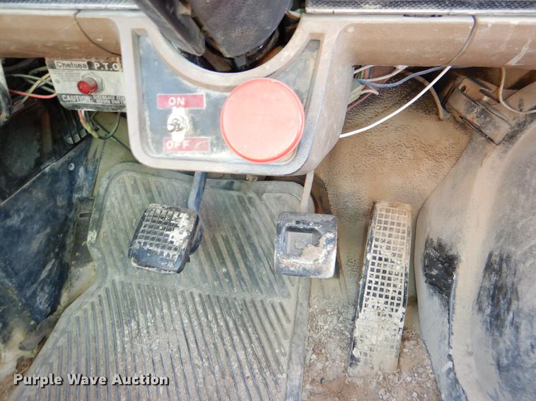 image for item DE0059 1989 Ford F800 tank truck