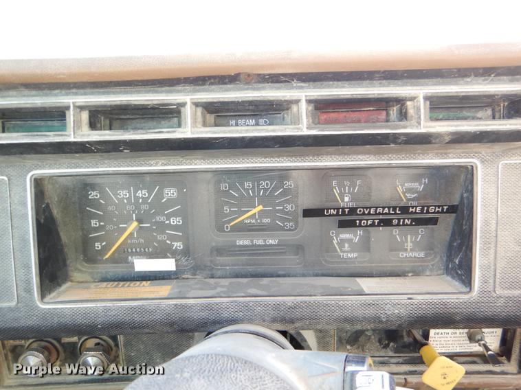 image for item DE0059 1989 Ford F800 tank truck