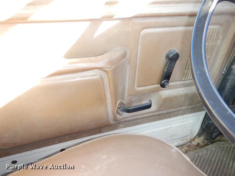 image for item DE0059 1989 Ford F800 tank truck