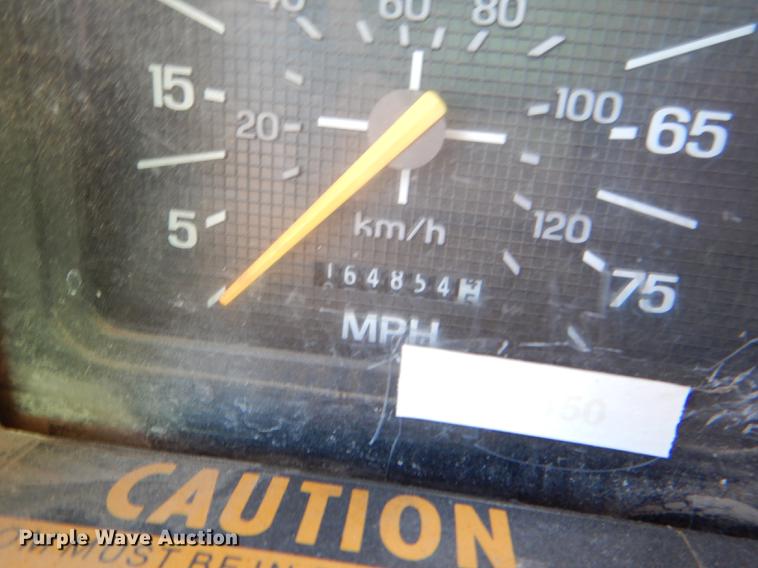 image for item DE0059 1989 Ford F800 tank truck