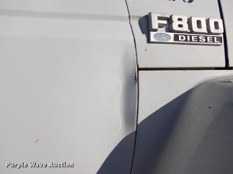 image for item DE0059 1989 Ford F800 tank truck