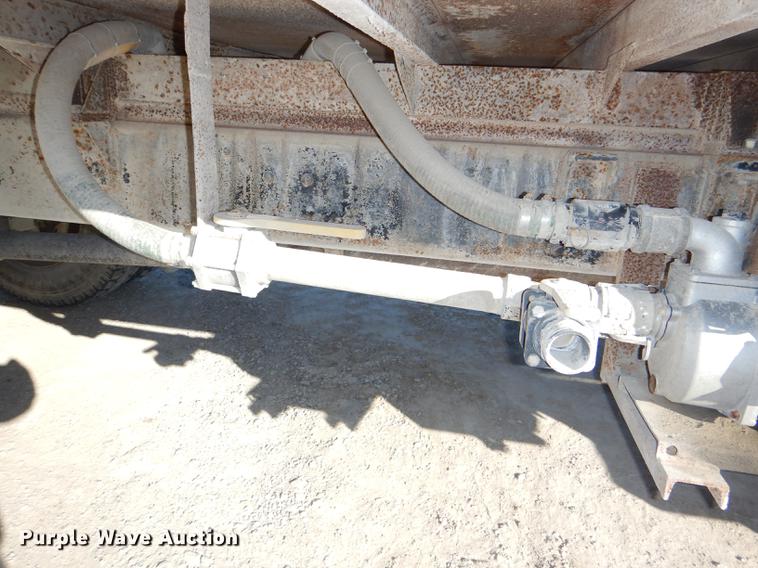 image for item DE0059 1989 Ford F800 tank truck