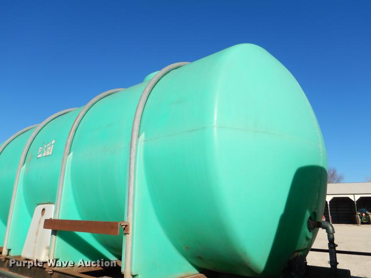 image for item DE0059 1989 Ford F800 tank truck