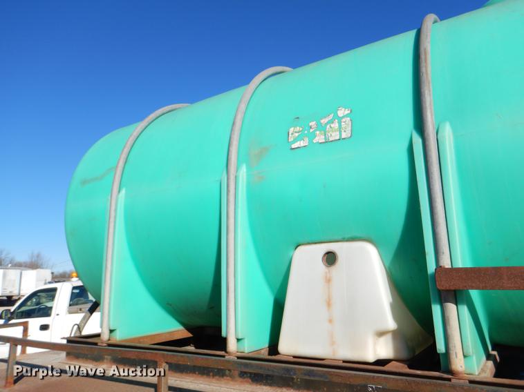 image for item DE0059 1989 Ford F800 tank truck