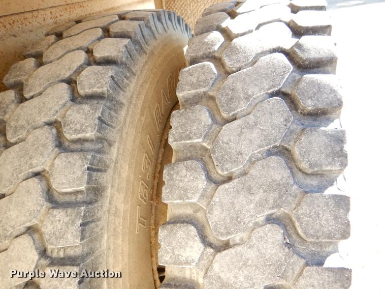 image for item DE0059 1989 Ford F800 tank truck