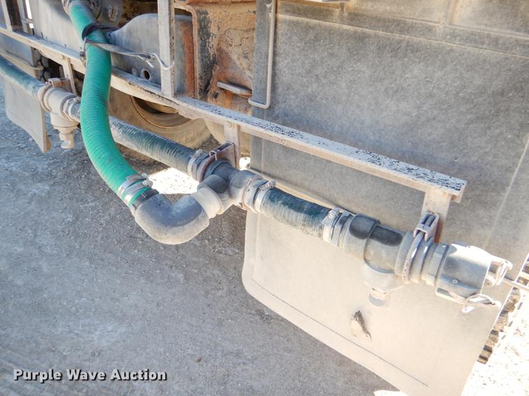 image for item DE0059 1989 Ford F800 tank truck