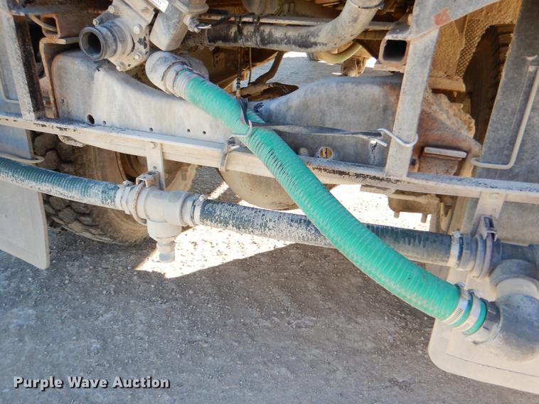 image for item DE0059 1989 Ford F800 tank truck