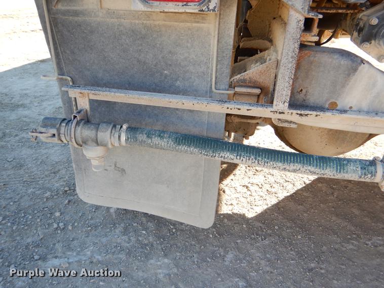 image for item DE0059 1989 Ford F800 tank truck