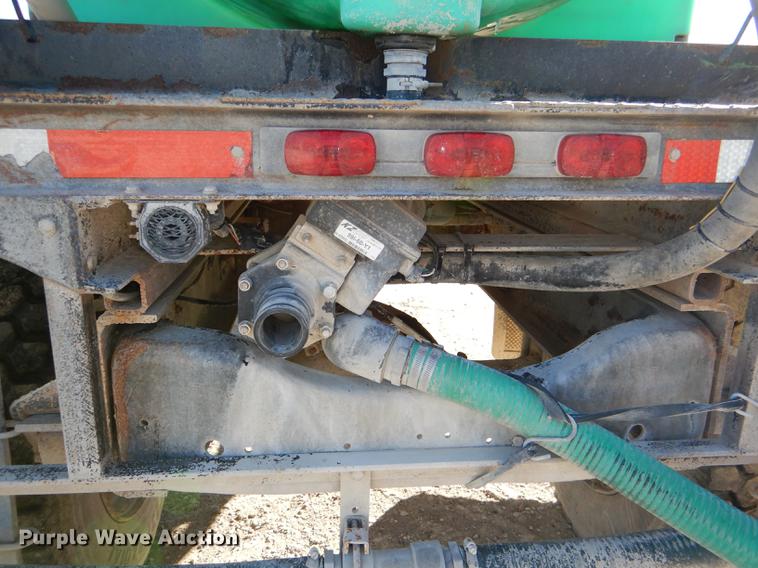 image for item DE0059 1989 Ford F800 tank truck
