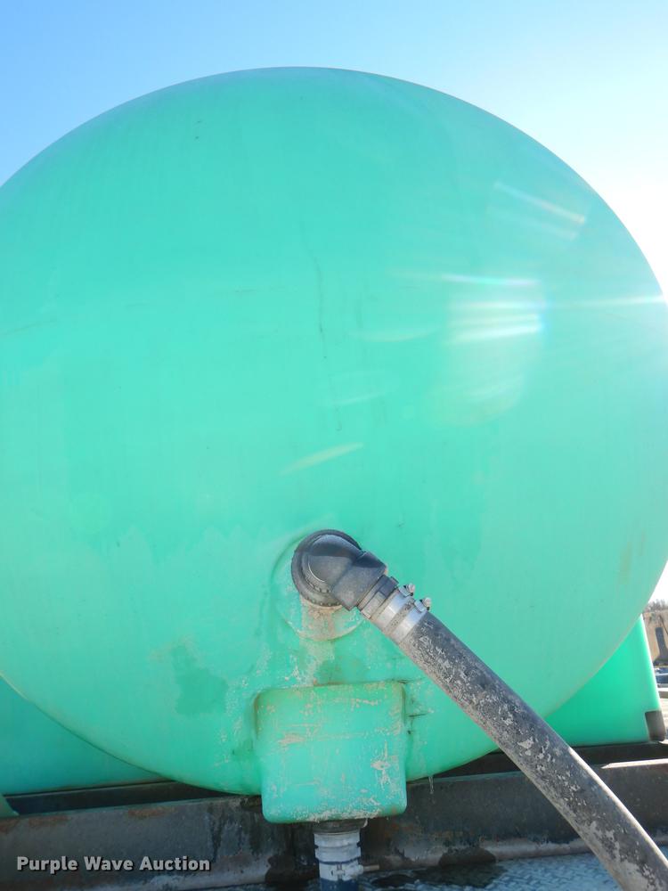 image for item DE0059 1989 Ford F800 tank truck