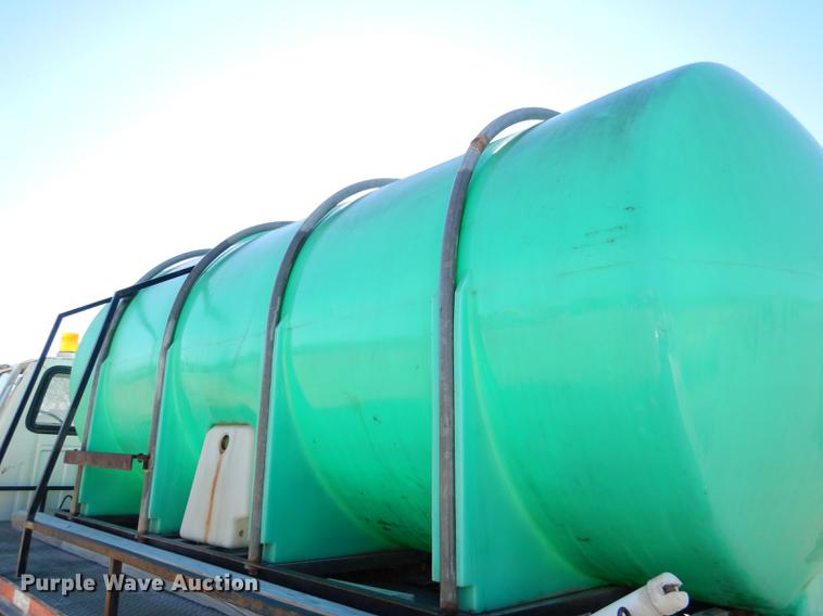 image for item DE0059 1989 Ford F800 tank truck