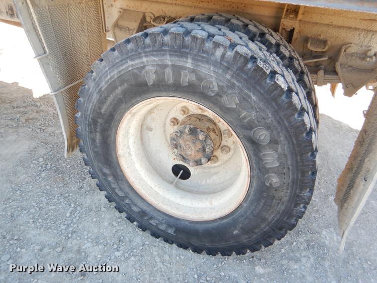 image for item DE0059 1989 Ford F800 tank truck