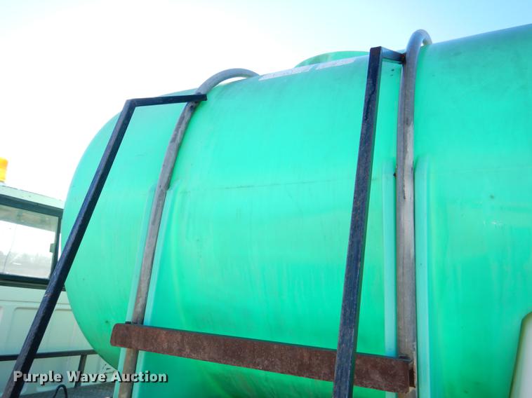 image for item DE0059 1989 Ford F800 tank truck