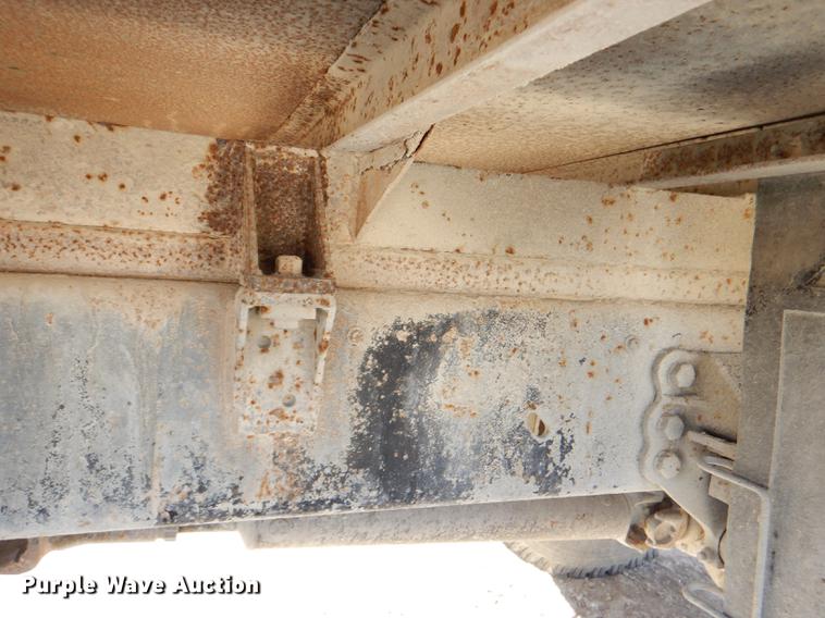 image for item DE0059 1989 Ford F800 tank truck