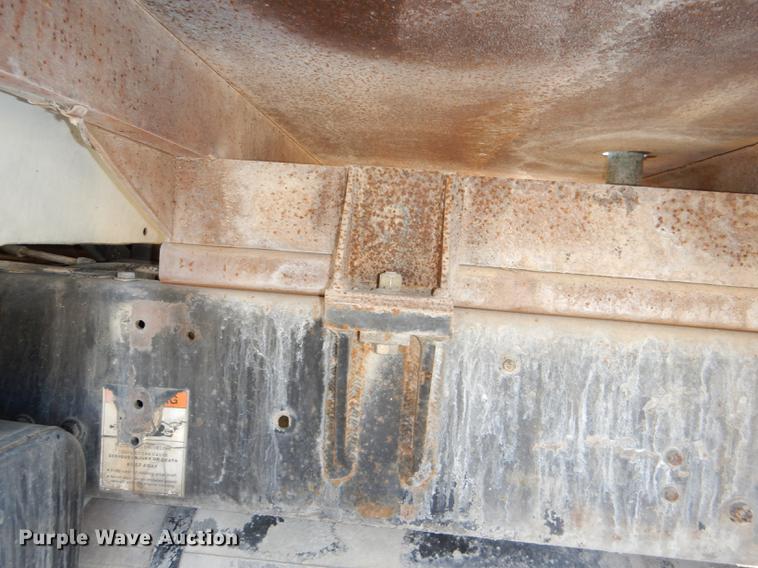 image for item DE0059 1989 Ford F800 tank truck