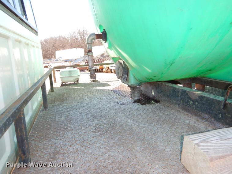 image for item DE0059 1989 Ford F800 tank truck