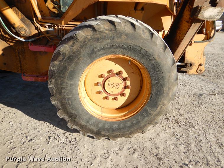 image for item DE0072 1992 Case 680L backhoe