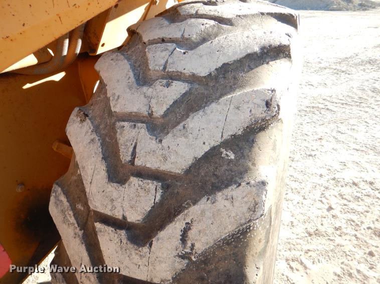 image for item DE0072 1992 Case 680L backhoe