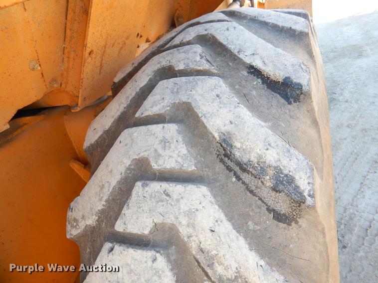 image for item DE0072 1992 Case 680L backhoe