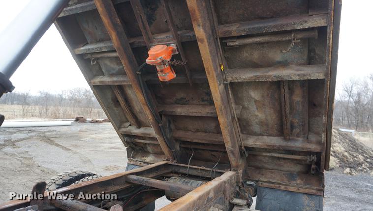 image for item DE3336 1997 Chevrolet C8500 dump truck