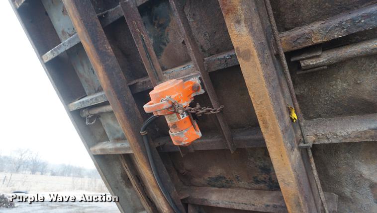 image for item DE3336 1997 Chevrolet C8500 dump truck